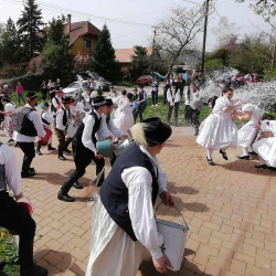 Hagyományőrző, népi locsolkodás Bodonyban