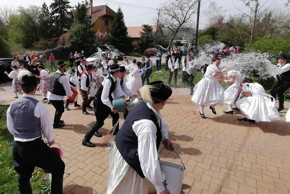 Hagyományőrző, népi locsolkodás Bodonyban