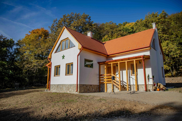 Átadták a felújított Hidegkúti kulcsosházat